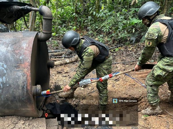 Las Fuerzas Armadas de Ecuador desmantelan otra refinería ilegal de combustible en la frontera con Colombia.
