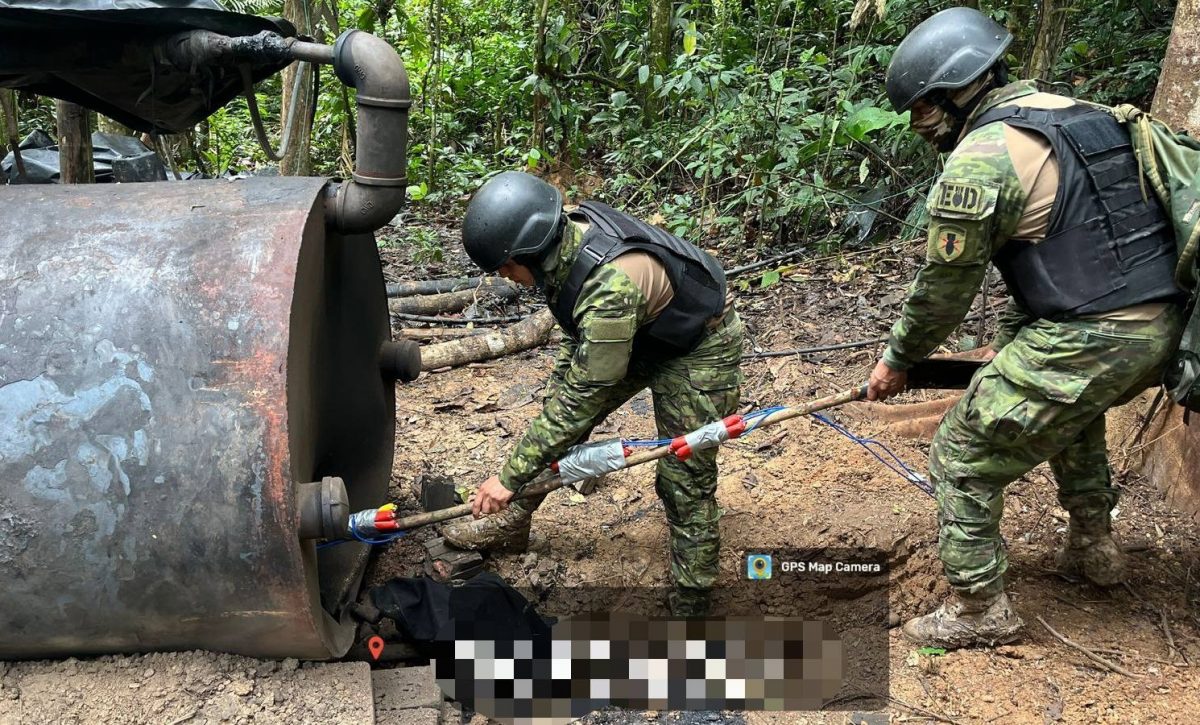 Las Fuerzas Armadas de Ecuador desmantelan otra refinería ilegal de combustible en la frontera con Colombia.