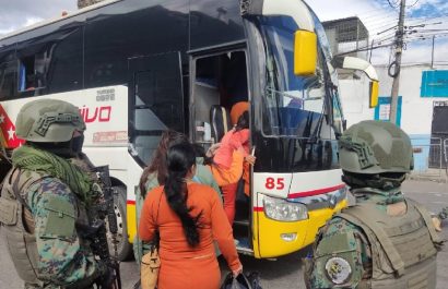 Las Fuerzas Armadas de Ecuador trasladaron a 42 mujeres colombianas, privadas de libertad, hasta el Puente Internacional de Rumichaca,
