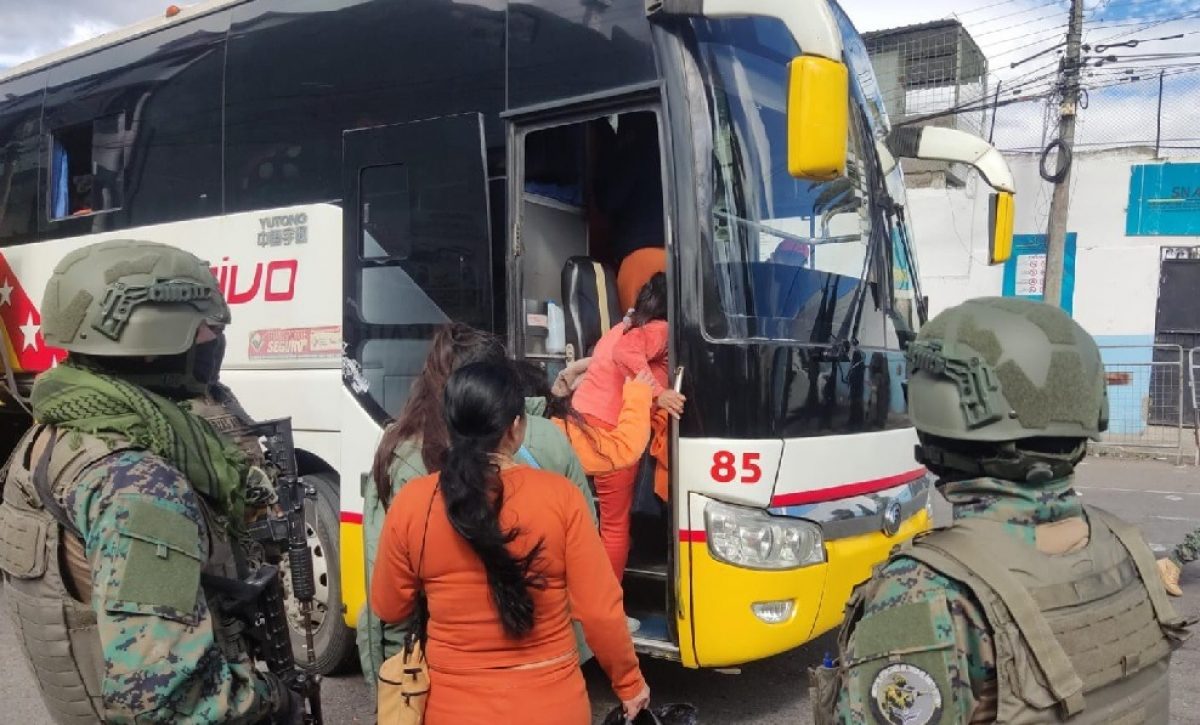 Las Fuerzas Armadas de Ecuador trasladaron a 42 mujeres colombianas, privadas de libertad, hasta el Puente Internacional de Rumichaca,