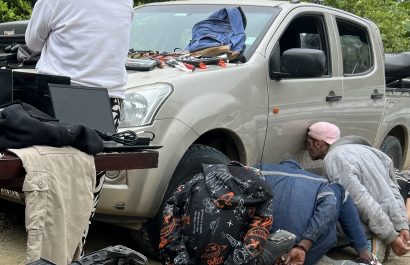 Siete personas, incluidos dos menores, fueron detenidas en diferentes sectores de Portoviejo, Manabí, por formar una banda de robos que se vestía como policías, con lo que se frenó una estructura delictiva que cometió al menos siete robos en dos meses. La Policía Nacional dio un golpe duro al crimen organizado en Portoviejo. Tras meses de vigilancia, allanaron varias casas en el sector Mejía, parroquia Picoazá, El Florón y Los Cerezos. Allí capturaron a siete sospechosos que robaban disfrazados de uniformados. Pero la banda también podría dedicarse a sicariato, según las autoridades. Lenín Peralta Delgado, jefe de Policía en Portoviejo, explicó que seguían a esta estructura desde hace tiempo. “Recibimos denuncias de siete robos en los últimos dos meses”, dijo. Los atacantes usaban chalecos, máscaras y prendas similares a las policiales. Así generaban confianza para entrar a las casas. Los allanamientos se extendieron a las ciudadelas El Florón y Los Cerezos. Mejía era el centro de operaciones. Entre los detenidos hay dos menores de edad y una mujer, pareja del líder. Este último escapó. Detalles del golpe policial que desarticuló banda criminal Bolívar Acurio, jefe de Policía en Manabí, reveló el arsenal incautado. “Encontramos armas de calibre 5.56 mm, escopetas con cartucho 12 mm, pistolas calibre 9 mm”, dijo. Una de las pistolas la robaron a un policía en Quito. También hallaron equipos para allanamientos falsos, chalecos antibalas, máscaras y mascarillas. Acurio agregó: “Los integrantes se dedicaban a sicariato”. La Policía investiga si cometieron asesinatos recientes. Familiares de las víctimas celebraron la captura. Una mujer, que sufrió un robo, contó: “Llegaron vestidos de policías y se llevaron todo. Ahora siento alivio, pero pido justicia”. Un vecino de Mejía dijo: “Esto pasaba cerca de mi casa; temía por mis hijos”. Robos frecuentes en Manabí Portoviejo vive con miedo por estos delitos. En 2025, Manabí reportó 3.573 diferentes tipos de delitos, entre ellos robos armados hasta agosto, un 4% más que en 2024, según la Policía Nacional. Portoviejo suma 872 casos, según las autoridades. En julio de 2025, un robo similar en Manta dejó un herido, con falsos policías. En 2024, Manabí registró cerca de 4.500 delitos, un 10% más que en 2023, con 25% fatales, según OECO. El 94% de crímenes violentos en 2025 se vincula al crimen organizado, según el Ejecutivo. Bandas usan uniformes falsos para generar confianza. Investigación avanza La Policía analiza las armas para balística. Los chalecos y máscaras buscan huellas. La mujer detenida podría revelar más sobre el líder fugitivo. Un comerciante expresó: “Estos robos nos dejan sin nada; la captura da esperanza”. La investigación prioriza capturar al prófugo. Impacto en Portoviejo Mejía, un sector rural, sufre por la inseguridad. En 2025, 30% de robos en Portoviejo ocurren en zonas como Picoazá, según datos policiales. Esta banda generaba terror con sus disfraces. En 2024, 568 homicidios en Manabí incluyeron 20% por robos armados. La Policía, con 177.000 operativos en 2025, promete más controles. Portoviejo respira alivio, pero los vecinos reclaman justicia para que estos crímenes no se repitan. (22)