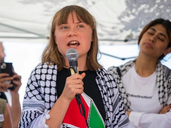 Las autoridades israelíes prohibieron la entrada al país, durante 100 años, a la activista climática sueca Greta Thunberg.