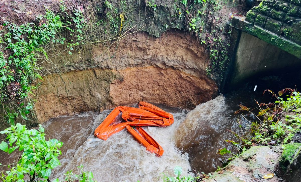 Las barreras flotantes en el estero Cadena fueron superadas y el derrame de combustible se extendió