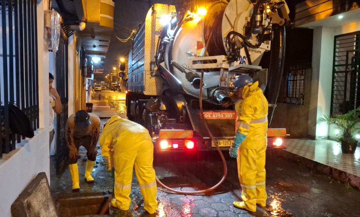 Las lluvias en Santo Domingo de los Tsáchilas causaron inundaciones en calles y barrios.