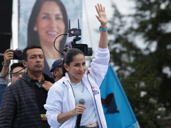 "Las luchas jamás se abandonan cuando la causa que te motiva la llevas en el alma", dice Luisa González, de Revolución Ciudadana. API.