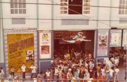 Las multitud saliendo del cine Victoria luego de disfrutar de una película de Superman.