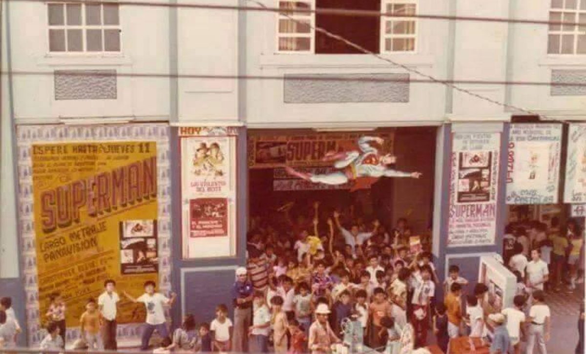 Las multitud saliendo del cine Victoria luego de disfrutar de una película de Superman.