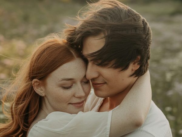Las relaciones sexuales entre amigos son cuestionables, pero estudios aseguran beneficios.