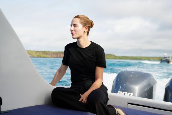 Lavinia Valbonesi esparce las cenizas de su padre en el mar de las Islas Galápagos