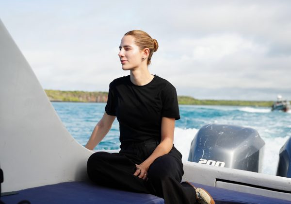 Lavinia Valbonesi esparce las cenizas de su padre en el mar de las Islas Galápagos