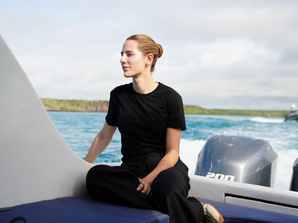 Lavinia Valbonesi esparce las cenizas de su padre en el mar de las Islas Galápagos