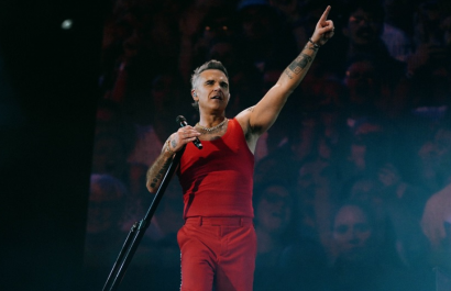 Le aterra actuar en vivo El cantante Robbie Williams revela que padece síndrome de Tourette