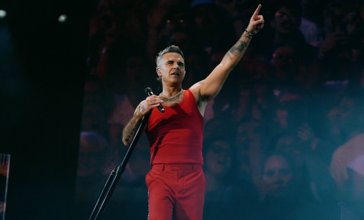 Le aterra actuar en vivo El cantante Robbie Williams revela que padece síndrome de Tourette