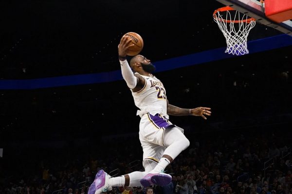 LeBron James evalúa futuro con Lakers y opción de contrato