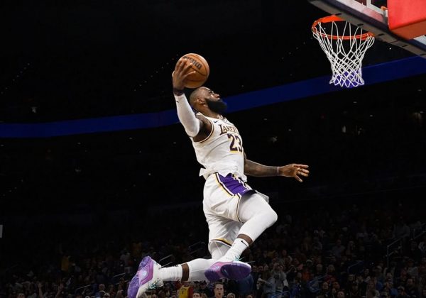 LeBron James evalúa futuro con Lakers y opción de contrato