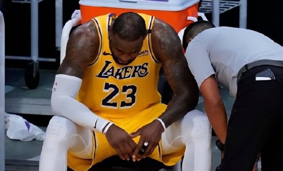 LeBron James expresa incertidumbre sobre su futuro tras eliminación de Lakers.