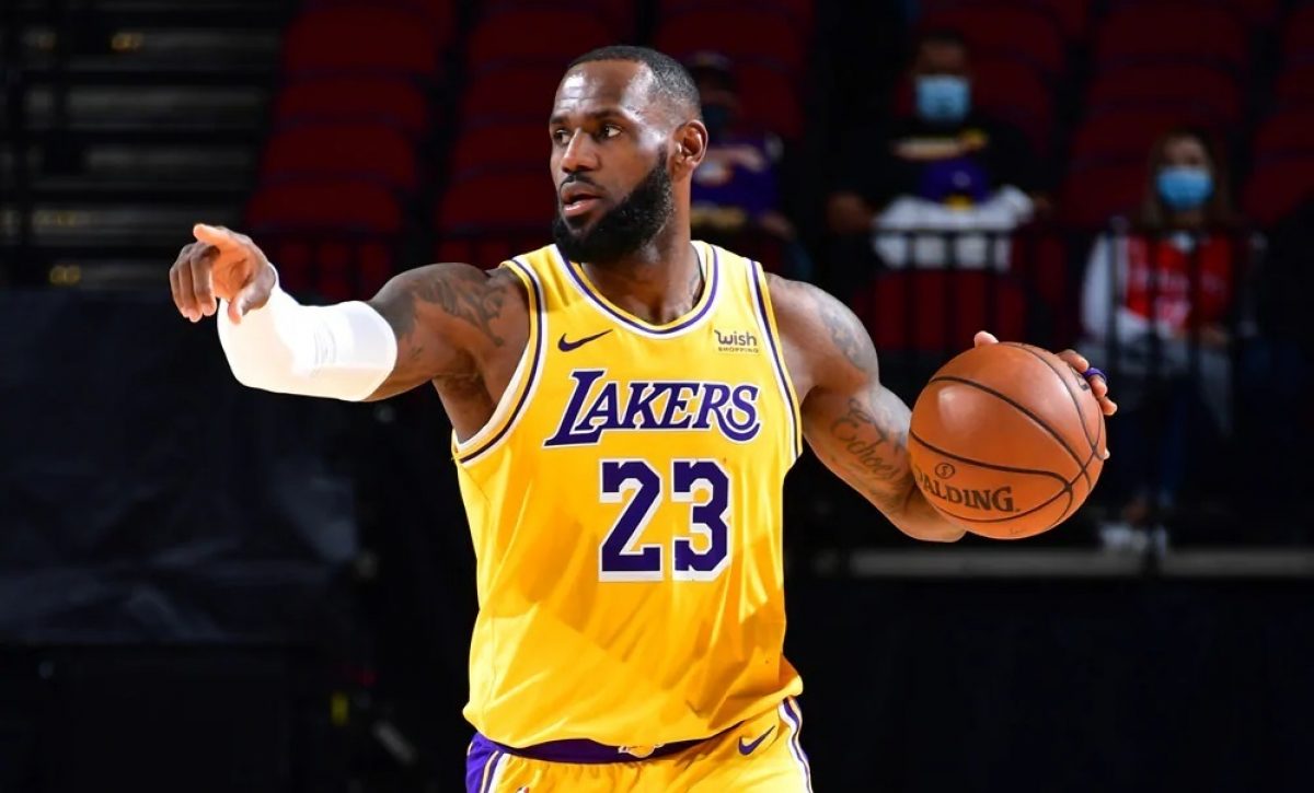 LeBron James continúa en Los Ángeles Lakers.