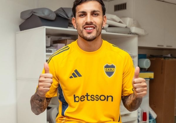 Leandro Paredes regresa a Boca Juniors y es recibido por miles de hinchas en La Bombonera