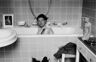 Lee Miller bañándose en la bañera de Adolf Hitler. Fue la única fotógrafa de combate de Europa durante la Segunda Guerra Mundial.