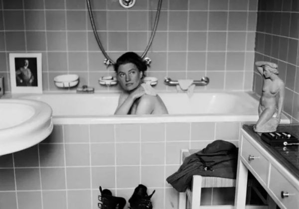 Lee Miller bañándose en la bañera de Adolf Hitler. Fue la única fotógrafa de combate de Europa durante la Segunda Guerra Mundial.