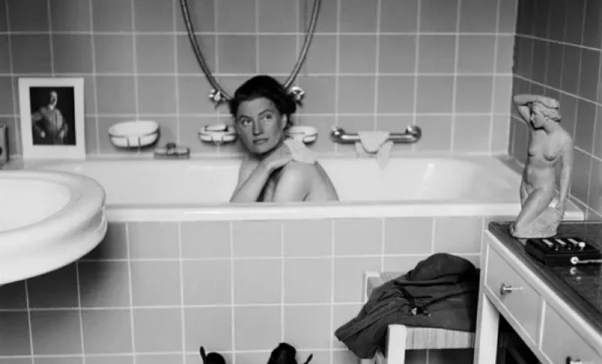Lee Miller bañándose en la bañera de Adolf Hitler. Fue la única fotógrafa de combate de Europa durante la Segunda Guerra Mundial.