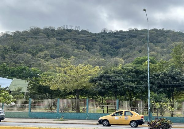 Las iniciales de la UTM fueron colocados en la parte alta de la universidad.