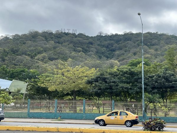 Las iniciales de la UTM fueron colocados en la parte alta de la universidad.