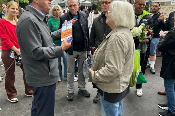 Liberan a Brad Lander tras ser arrestado por ICE.