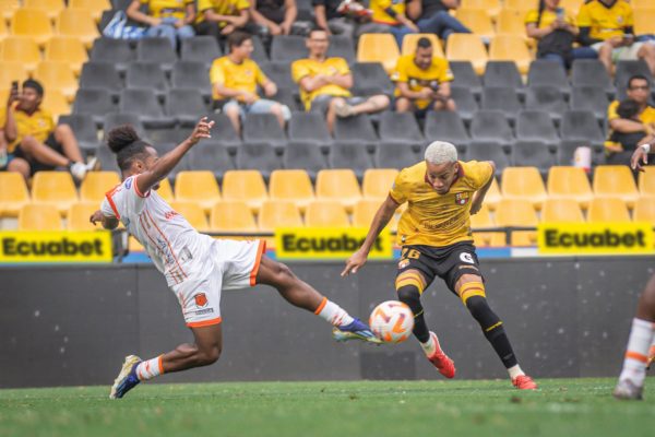 Libertad empata 3-3 con Barcelona SC tras un gol en los minutos adicionales