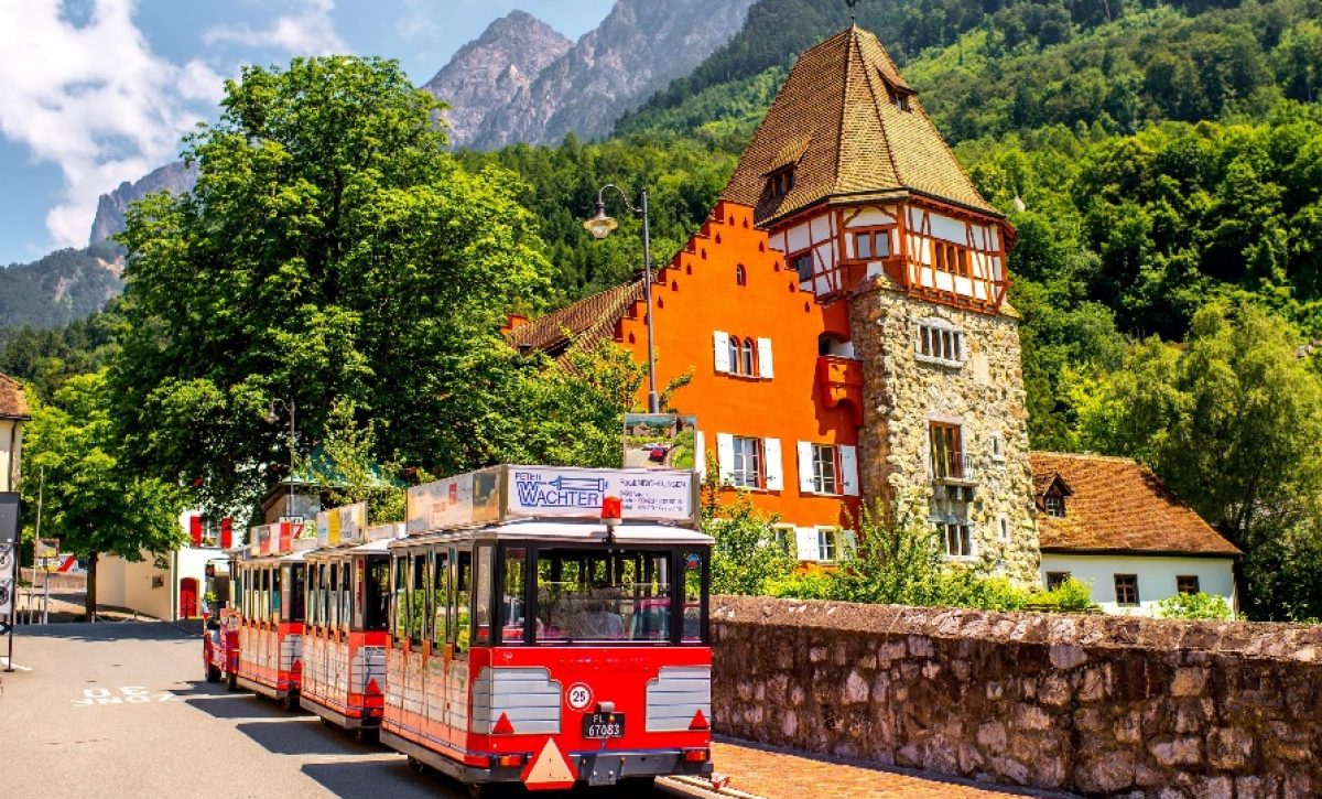 Liechtenstein, un microestado alpino entre Suiza y Austria, se distingue como uno de los países más ricos del mundo.
