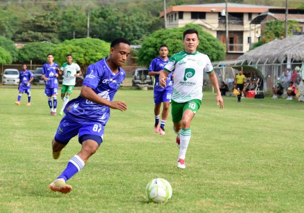 Liga de Portoviejo golea a Indeco en el estadio Los Azules de Rocafuerte