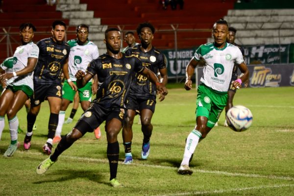 Liga de Portoviejo iguala el marcador 1-1 ante Grecia en el estadio Reales Tamarindos por el Torneo Provincial de Ascenso. (El Diario).