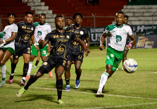 Liga de Portoviejo iguala el marcador 1-1 ante Grecia en el estadio Reales Tamarindos por el Torneo Provincial de Ascenso. (El Diario).