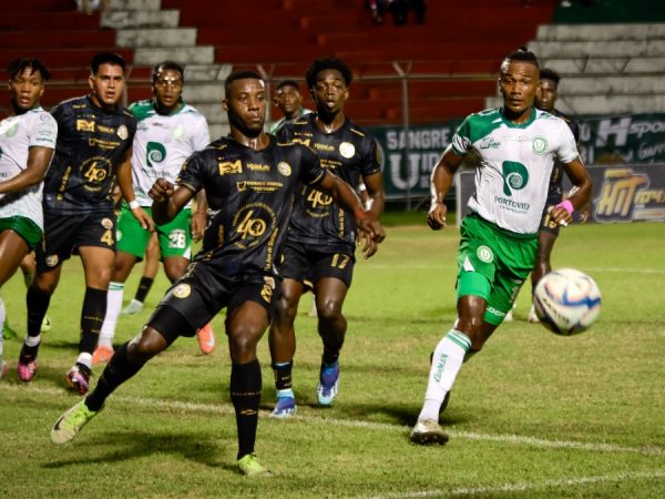Liga de Portoviejo iguala el marcador 1-1 ante Grecia en el estadio Reales Tamarindos por el Torneo Provincial de Ascenso. (El Diario).
