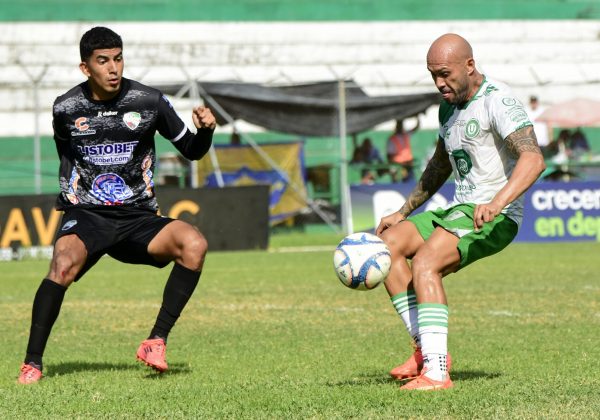 César Espínola (d) de Liga de Portoviejo en una acción en el duelo ante New Porto en el Reales Tamarindos.