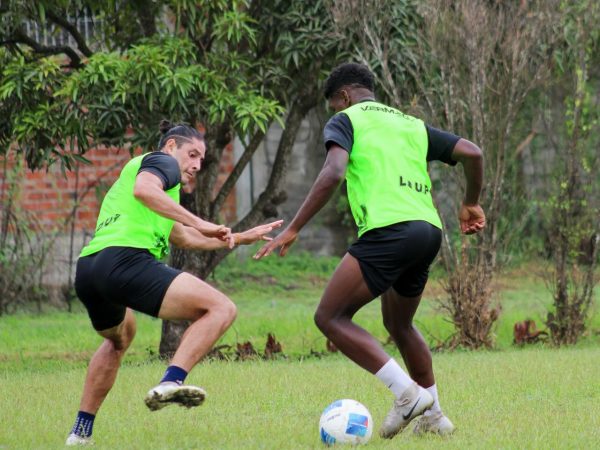 Liga de Portoviejo y LDU El Carmen se disputan el liderato del Grupo A