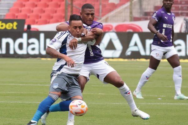 Liga de Quito dio un paso firme hacia el tricampeonato al derrotar 2-0 a Emelec este sábado en el estadio Rodrigo Paz Delgado,