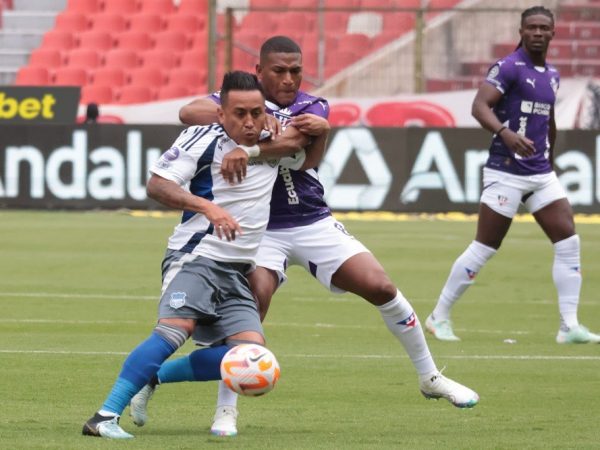 Liga de Quito dio un paso firme hacia el tricampeonato al derrotar 2-0 a Emelec este sábado en el estadio Rodrigo Paz Delgado,