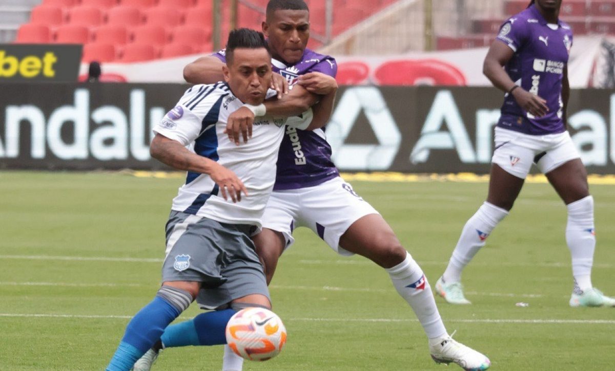 Liga de Quito dio un paso firme hacia el tricampeonato al derrotar 2-0 a Emelec este sábado en el estadio Rodrigo Paz Delgado,