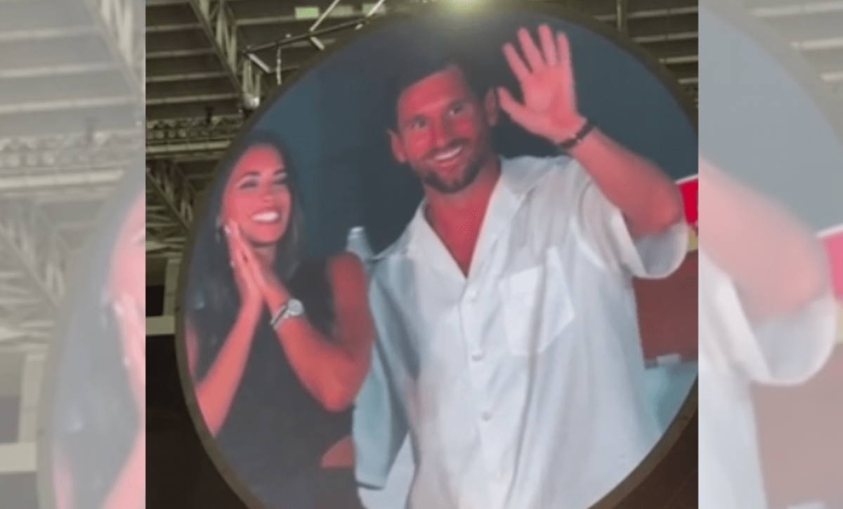 Lionel Messi y Antonela Roccuzzo son captados por la “kiss cam” durante concierto de Coldplay