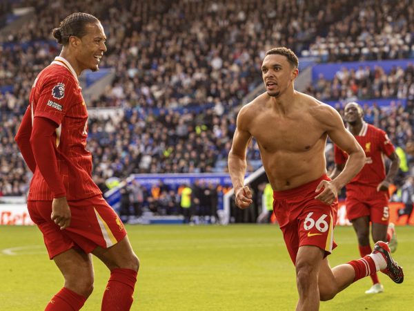 Liverpool está a un punto del título de la Premier League tras el empate del Arsenal