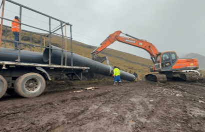 Llegan los primeros tubos a La Mica para restablecer el agua en el sur de Quito