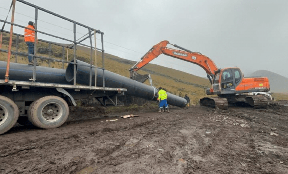 Llegan los primeros tubos a La Mica para restablecer el agua en el sur de Quito