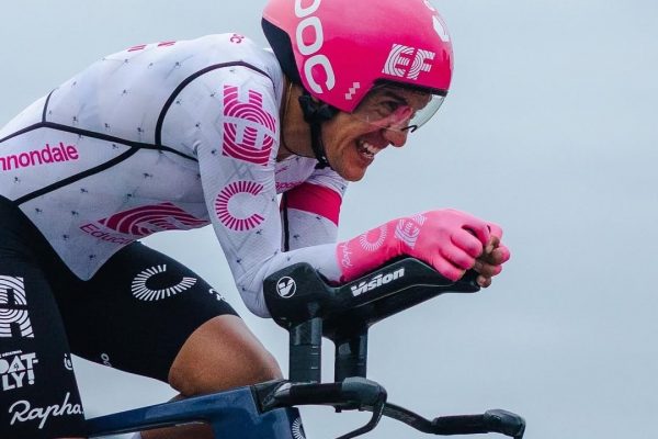Lluvia complica a Carapaz en la contrarreloj y baja puesto en la general