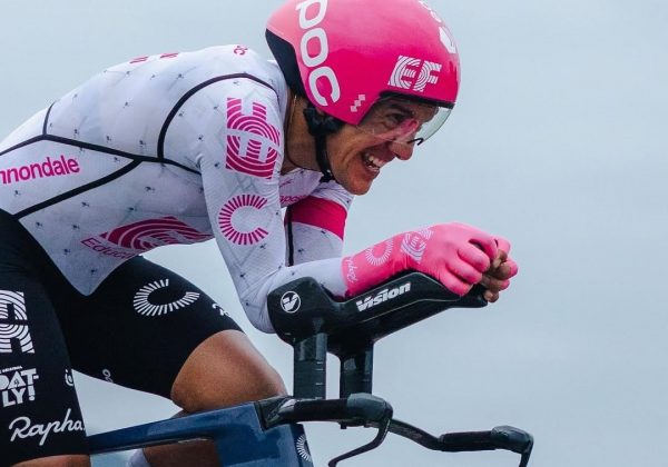 Lluvia complica a Carapaz en la contrarreloj y baja puesto en la general