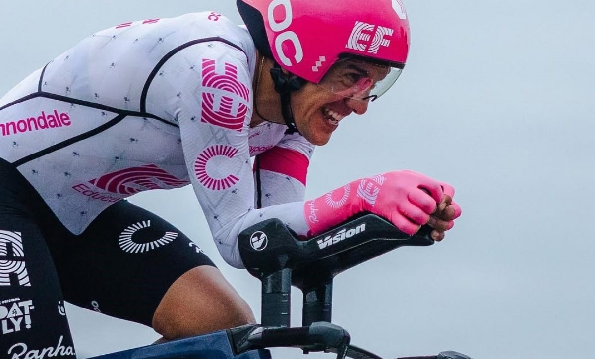 Lluvia complica a Carapaz en la contrarreloj y baja puesto en la general