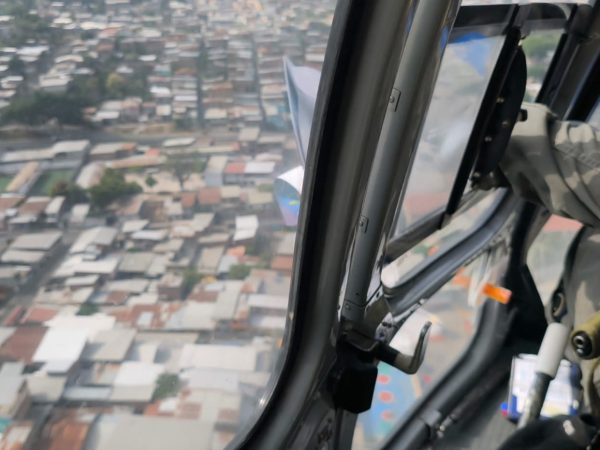 ¡Lluvia de billetes en Portoviejo! Ejército impulsa la línea de denuncias 131 con campaña aérea