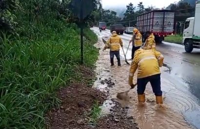 Lluvia torrencial en Santo Domingo de los Tsáchilas, calles inundadas, cortes de luz y cierres parciales de la vía Aloag