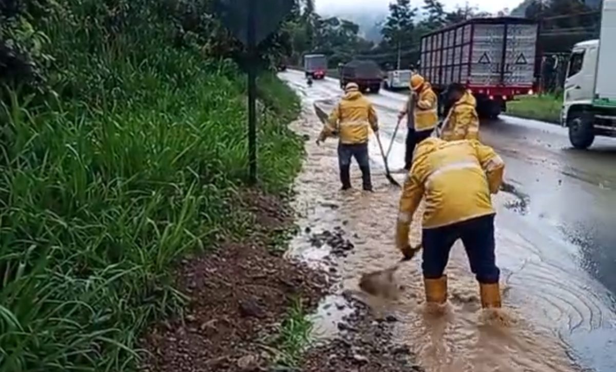 Lluvia torrencial en Santo Domingo de los Tsáchilas, calles inundadas, cortes de luz y cierres parciales de la vía Aloag