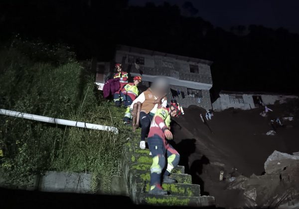 Lluvias en Quito provocan deslizamiento de tierra en Cotocollao 20 personas serán reubicadas